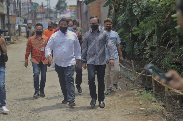 Wali Kota Bogor Bima Arya meninjau progres pembangunan drainase dan betonisasi di wilayah Mekarwangi yang merupakan akses penghubung antara Kayumanis, Kota Bogor dengan Cilebut, Kabupaten Bogor. Foto: Pemkot Bogor