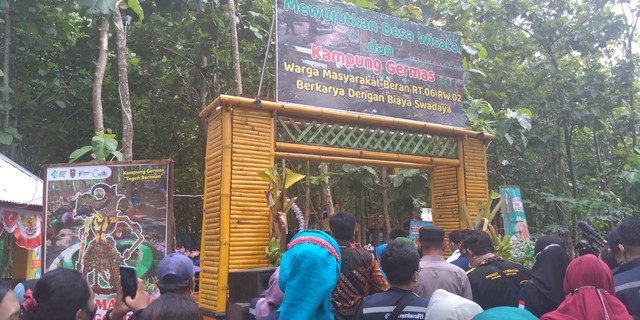 Wamenkes Dante Saksono Harbuwono tinjau Kampung Germas Teguh Beriman di Desa Pranggong, Kecamatan Andong, Boyolali, Jawa Tengah, Jumat (10/12). Foto: Annisa Thahira Madina/kumparan