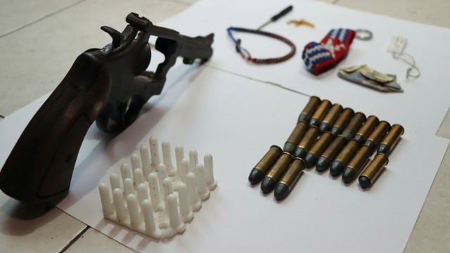 Senjata api revolver milik anggota Polres Kepulauan Yapen yang dibawa pencuri hingga ke Kota Jayapura. (Dok Humas Polda Papua) 