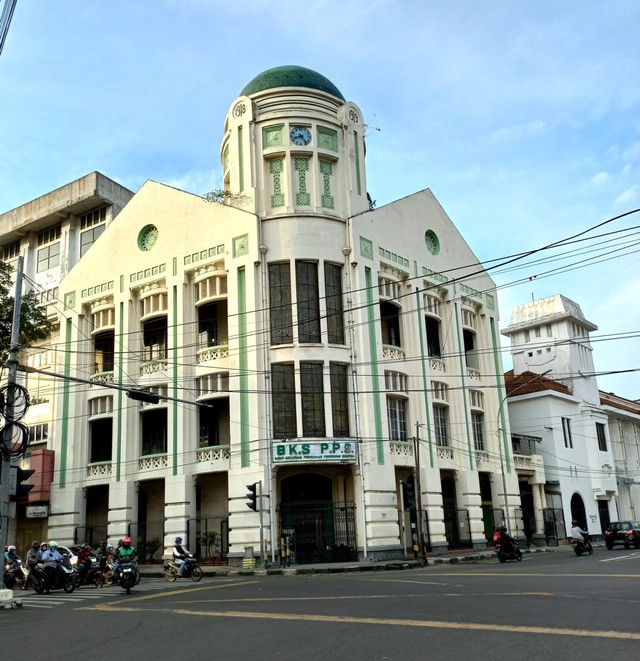 Gedung Deli Planters Vereeniging (kini kantor Badan Kerja Sama Perusahaan Perkebunan Sumatera) di sudut Jl Pemuda, Medan. (Foto AKR)