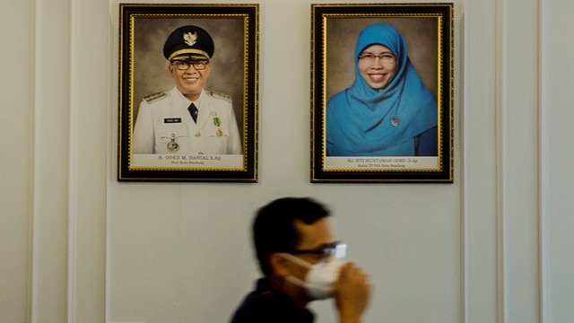 Kerabat menangis di bawah foto almarhum Wali Kota Bandung Oded M. Danial dan istri Siti Muntamah di dalam Rumah Dinas Wali Kota, Bandung, Jawa Barat, Jumat (10/12/2021). Foto: Novrian Arbi/ANTARA FOTO