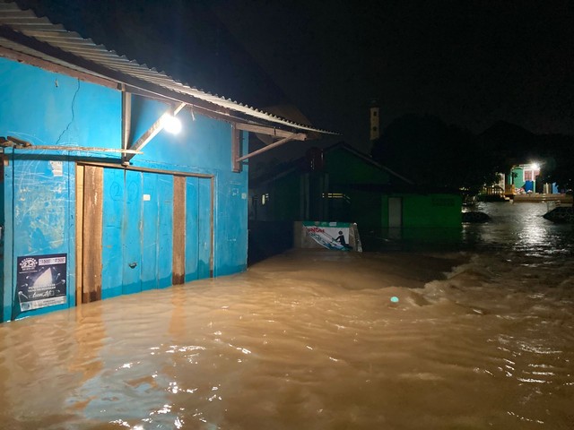 Puluhan rumah warga di Kecamatan Rajabasa, Kota Bandar Lampung terendam banjir, Jumat (10/12/2021) | Foto: Roza Hariqo/Lampung Geh
