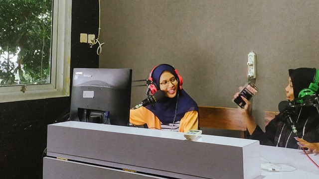 Suasana siaran di salah satu radio kampus di Surakarta, Jawa Tengah (Dok : Dista Fm Radio)