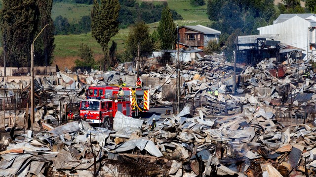 Foto: 100 Rumah Terbakar di Pulau Chiloe, Chili, Dampak Kebakaran Hutan (62855)