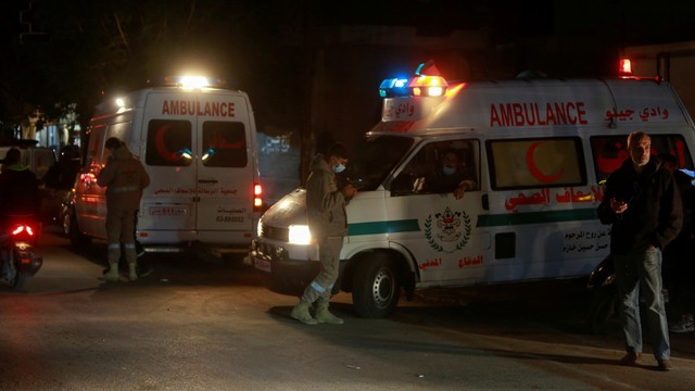 Ambulans diparkir di pintu masuk kamp Palestina tempat ledakan terjadi, di kota pelabuhan Tirus, Lebanon selatan, Lebanon, Jumat (10/12). Foto: Aziz Taher/REUTERS