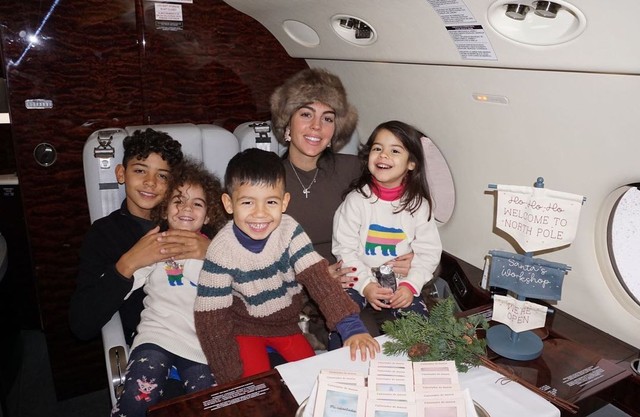 Georgina dan anak-anaknya tengah menikmati libuar keluarga ke kutub utara. Foto: instagram.com/georginagio