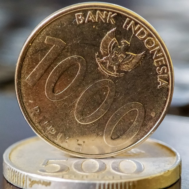 "Ekspor bijih nikel dicegat, Uni Eropa menggugat," koin pecahan 1000 dan 500 Rupiah (Sumber: Pixabay.com)