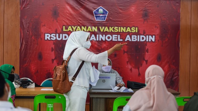 Layanan vaksinasi di Banda Aceh. Foto: acehkini