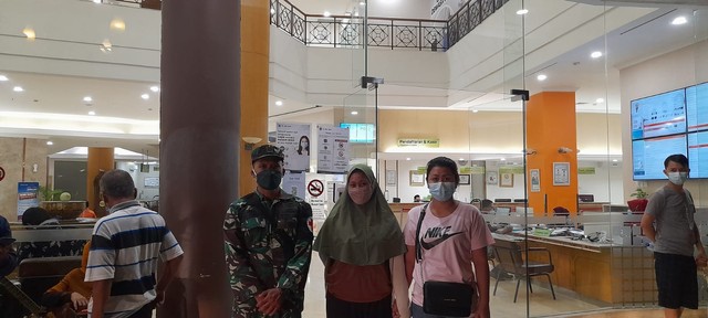 Fitri Ramadani (tengah) diperbolehkan pulang usai menjalani perobatan di RS Awal Bros Batam. Ia juga turut didamping prajurit TNI AD yang ditugaskan mengawalnya. Foto: Istimewa 