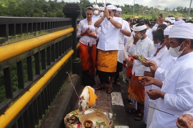 Bupati Nyoman Giri Prasta saat mengikuti ritual adat di Jembatan Tukad Bangkung di Badung, Bali - IST