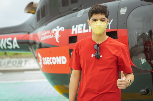 Al Ghazali ajak warga naik helikopter. Foto: Istimewa