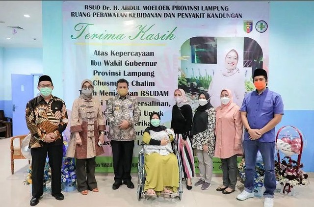 Wakil Gubernur Lampung, Chusnunia Chalim diizinkan pulang usai melahirkan di RS Abdul Moeloek, Sabtu (11/12/2021) | Foto: @mbak_nunik