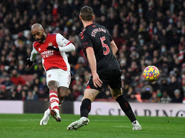 Pemain Arsenal Alexandre Lacazette mencetak gol pertama mereka saat hadapi Southampton di Stadion Emirates, London, Inggris, Sabtu (11/12). Foto: Action Images via Reuters/Tony Obrien