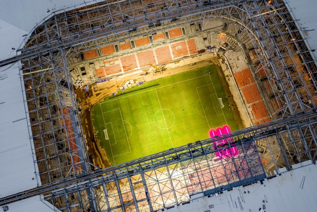 Suasana pencahayaan Jakarta International Stadium (JIS) di Tanjung Priok, Jakarta, Sabtu (11/12/2021). Foto: Muhammad Adimaja/ANTARA FOTO