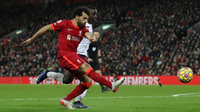 Pemain Liverpool Mohamed Salah beraksi dengan pemain Aston Villa Marvelous Nakamba di Stadion Anfield, Liverpool, Inggris, Sabtu (11/12). Foto: Russell Cheyne/REUTERS