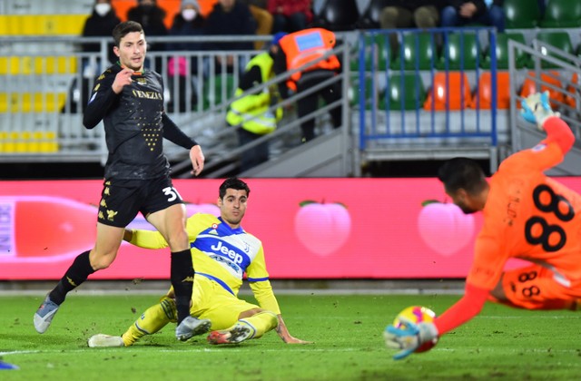 Pemain Juventus Alvaro Morata menembak ke gawang Venezia di Stadio Pier Luigi Penzo, Venesia, Italia, sabtu (11/12). Foto: Massimo Pinca/REUTERS