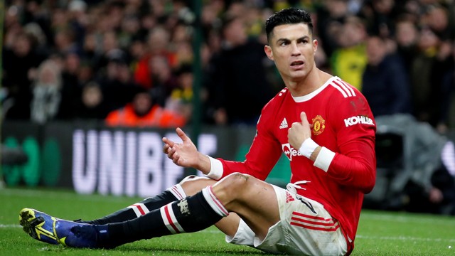 Reaksi pemain Manchester United Cristiano Ronaldo setelah bentrok dengan pemain Norwich City Grant Hanley di Stadion Carrow Road, Norwich, Inggris, Sabtu (11/12). Foto: Action Images via Reuters/Peter Cziborra