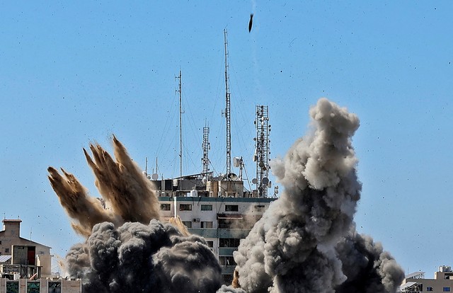Asap mengepul saat bom udara dijatuhkan di Menara Jala selama serangan udara Israel di kota Gaza yang dikendalikan oleh gerakan Hamas Palestina, pada 15 Mei 2021. Foto: Mahmud Hams/AFP