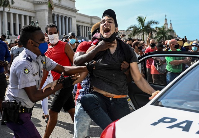 Seorang pria ditangkap selama demonstrasi menentang pemerintah Presiden Kuba Miguel Diaz-Canel di Havana, pada 11 Juli 2021. Foto: Yamil Lage/AFP