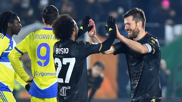 Pemain Venezia Gianluca Busio dan Marco Modolo berselebrasi setelah pertandingan melawan Juventus di Stadio Pier Luigi Penzo, Venesia, Italia, sabtu (11/12). Foto: Massimo Pinca/REUTERS