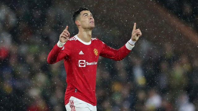 Pemain Manchester United Cristiano Ronaldo berselebrasi usai mencetak gol pertama mereka dari titik penalti ke gawang Norwich City di Stadion Carrow Road, Norwich, Inggris, Sabtu (11/12). Foto: Action Images via Reuters/Peter Cziborra
