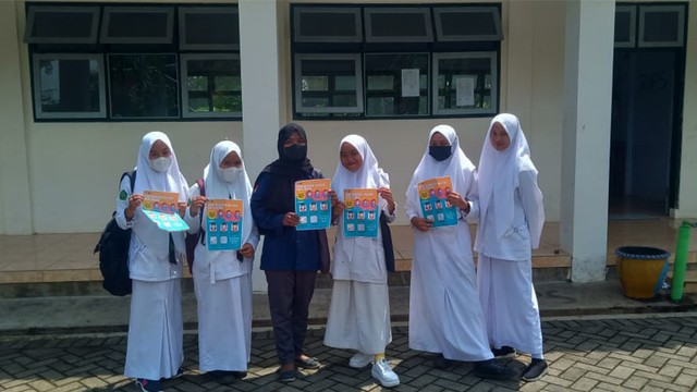 Mahasiswa Universitas Negeri Malang bersama Kelompok Belajar Siswa SMA 45 Purwodadi Pasuruan