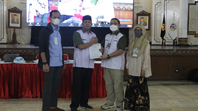 Zahrul Azhar Asumta, Ketua Ikatan Alumni UPNVY periode 2021-2025 (kedua dari kiri) saat menerima jabatan baru, Sabtu (11/12/2021) malam. Foto: istimewa