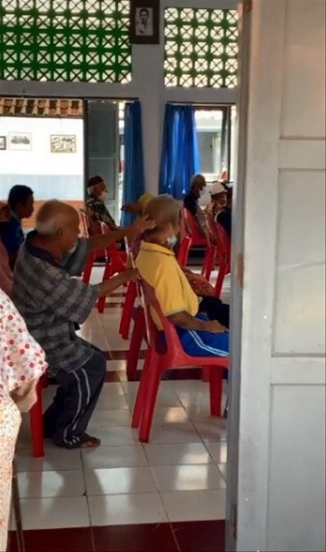 Momen Persahabatan Dua Manula di Panti Jompo, Saling Jail dan Dorong Kursi Roda  (9434)