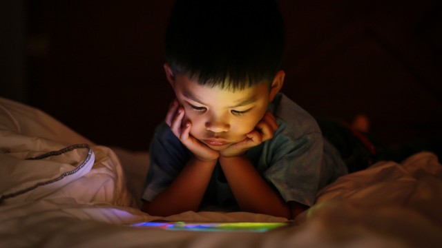 Bahaya Membiarkan Anak Terbiasa Lihat Layar Sebelum Tidur. Foto: Shutterstock