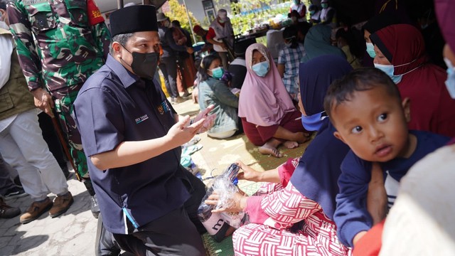 Menteri BUMN Erick Thohir mengunjungi korban pengungsian erupsi Gunung Semeru, di Lumajang, Jawa Timur, Minggu (12/12). Foto: Kementerian BUMN