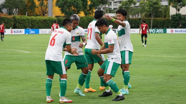 Pemain Timnas Indonesia Asnawi Mangkualam melakukan selebrasi bersama rekan-rekannya usai membobol gawang Timnas Laos pada pertandingan grup B Piala AFF 2020 di Stadion Bishan, Singapura. Foto: PSSI