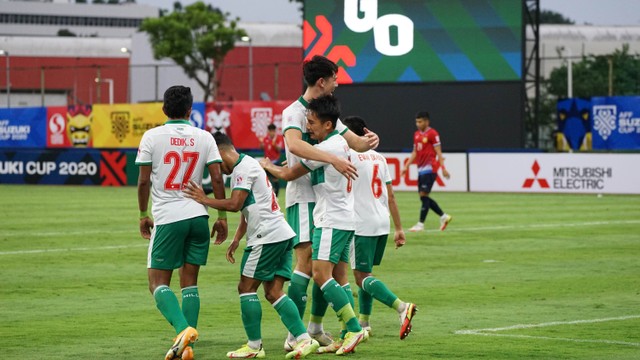 Pemain Timnas Indonesia saat menghadapi pemain Laos di Grup B Piala AFF 2020, Minggu (12/12). Foto: PSSI