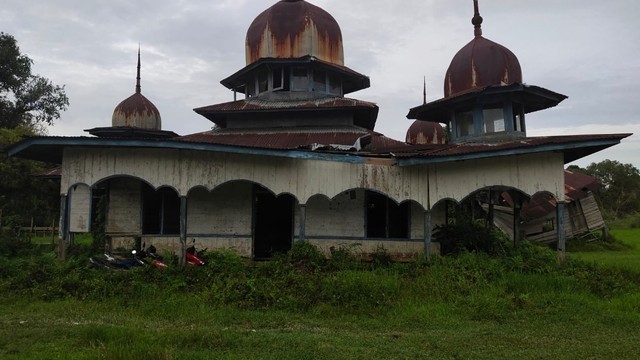 MESJID Raya di Desa Gading Permai, Kampar Kiri Hilir, Kampar, Riau, nyaris roboh dan ditinggalkan warga. Rencananya, Kapolda Riau, Irjen Pol Agung Setya Imam Effendi akan merenovasi dan menghidupkan mesjid tersebut. 