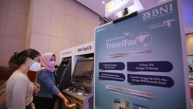 Pengunjung melakukan pembukaan rekening BNI menggunakan BNI Digi CS pada penyelenggaraan Garuda Indonesia Travel Fair (GATF) Hybrid 2021, Sabtu (11/12/2021). Foto: BNI