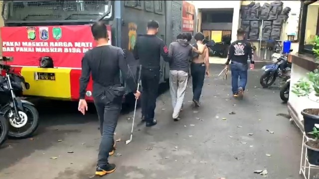 Tim Patroli Perintis Presisi Polres Metro Jakarta Barat berhasil mengamankan 3 pemuda diduga hendak akan melakukan tawuran. Foto: Dok. Istimewa