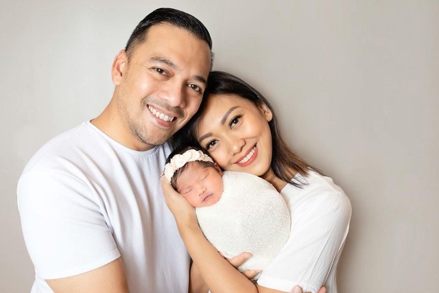 Nola B3 bersama suami dan anak bungsunya. Foto: Instagram/riafinola