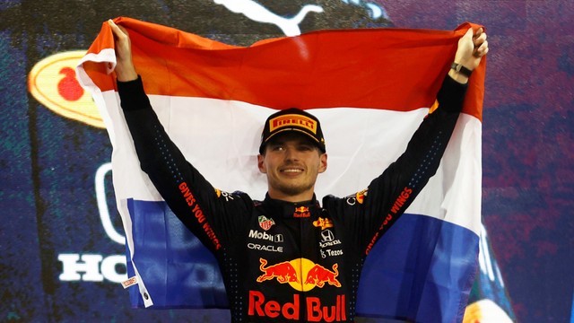 Pembalap Red Bull Max Verstappen merayakan kemenangan dan menjadi juara dunia F1 di Sirkuit Yas Marina, Abu Dhabi, Uni Emirat Arab. Foto: Hamad I Mohammed/REUTERS