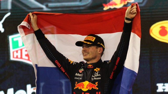 Pembalap Red Bull Max Verstappen merayakan kemenangan dan menjadi juara dunia F1 di Sirkuit Yas Marina, Abu Dhabi, Uni Emirat Arab. Foto: Kamran Jebreili/REUTERS