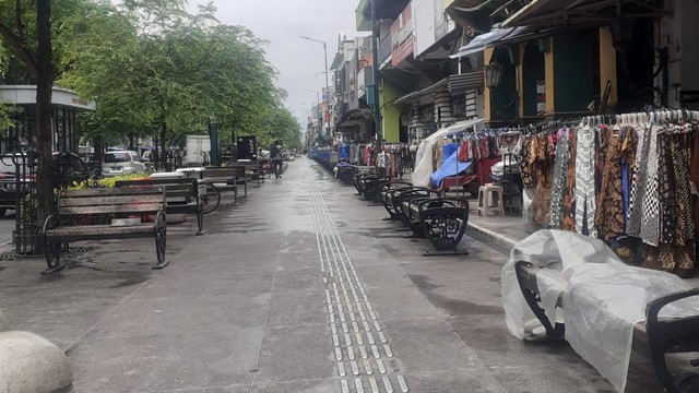 Malioboro saat pagi hari, belum ramai pedagang dan pengunjung. Foto: Dokumentasi pribadi Yulaika Nurmayasari
