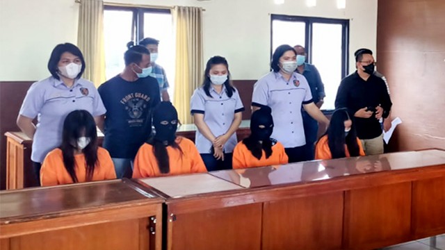Empat orang pelaku penganiayaan anak perempuan berusia 13 tahun di Kabupaten Minahasa. Keempat pelaku menganiaya korban dengan brutal hanya karena cemburu. 