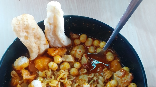 S﻿emangkuk seblak mi pedas varian Sunda. Foto: Yulaika Nurmayasari/kumparan