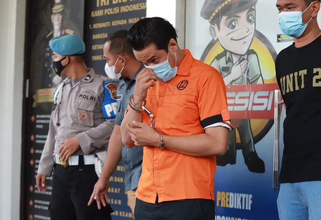 Tersangka Bobby Joseph saat dihadirkan rilis narkoba di Polres Tangerang Selatan, Senin, (13/12). Foto: Agus Apriyanto