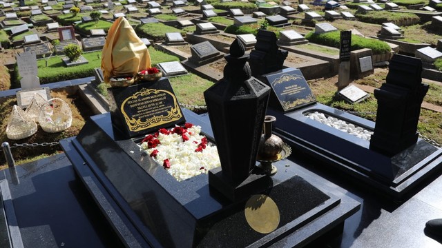 Makam Sultan Alaiddin Muhammad Daud Syah di TPU Utan Kayu, Jakarta Timur, pada Senin (13/12) pagi. Foto: PPID DKI Jakarta