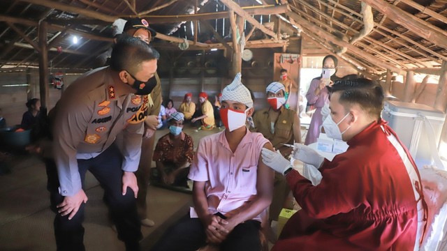 KAPOLDA Riau, Irjen Pol Agung Setya Imam Effendi saat menyaksikan seorang warga suku Talangmamak hendak disuntik vaksin, belum lama ini. 