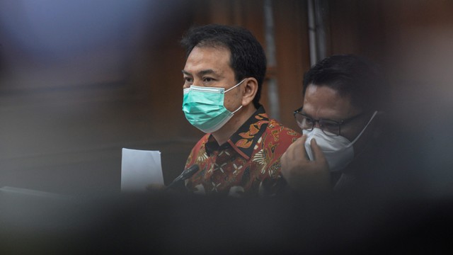Terdakwa Azis Syamsuddin (kiri) menyimak keterangan saksi saat menjalani sidang lanjutan kasus suap di Pengadilan Tipikor, Jakarta, Senin (13/12/2021). Foto: M Risyal Hidayat/Antara Foto