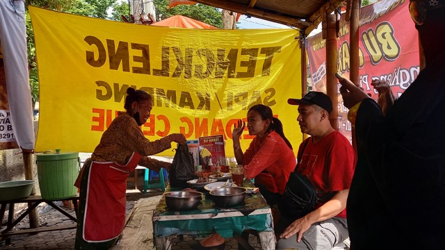 Suasana warung tengkleng Bu Harsi di Solo Baru, Sukoharjo. FOTO: Tara Wahyu