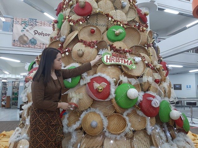 Pohon Natal dari perkakas bambu yang dibuat UK Petra Surabaya. Foto-foto: Amanah Nur AsiahAsiah/Basra