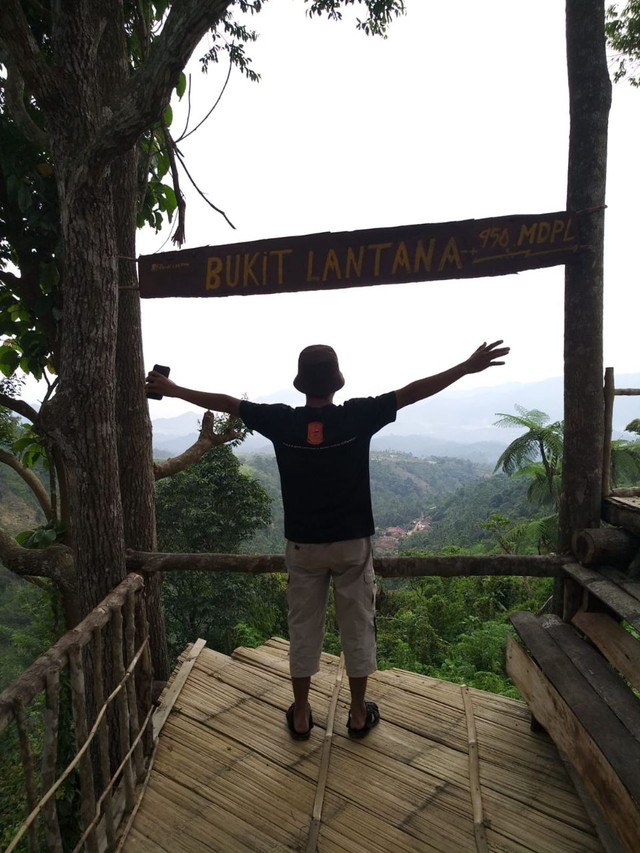 Menikmati Paduan View Laut, Bukit dan Pegunungan dari Bukit Lantana, Pesawaran (4)