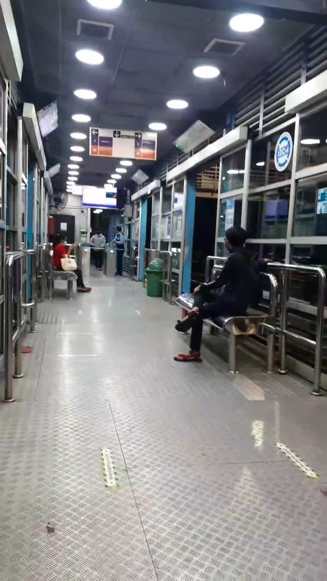 Halte Transjakarta. Sumber: penulis