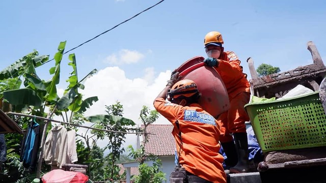 Relawan DT Peduli Bantu Warga Evakuasi Barang-Barang